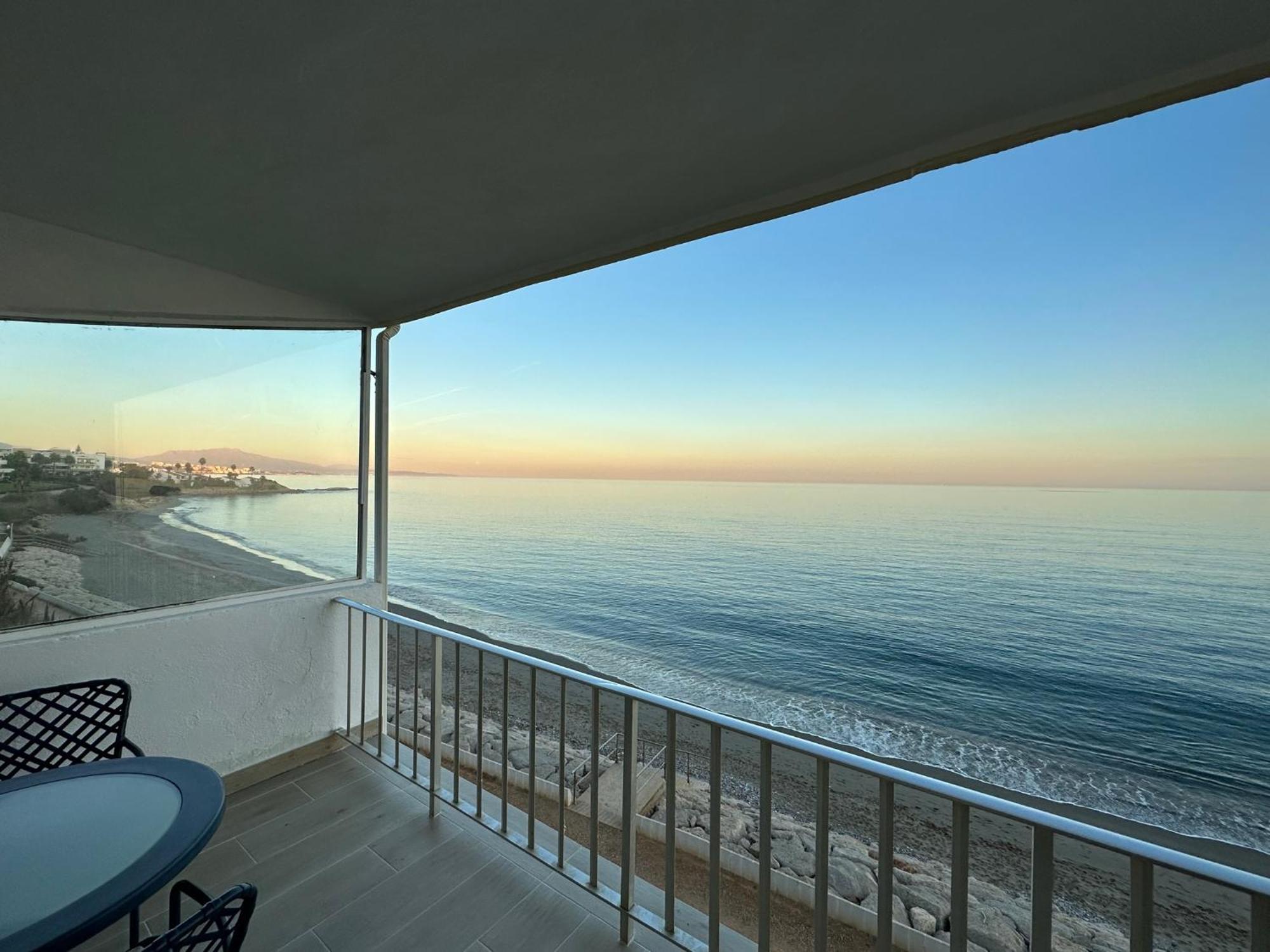 Beachfront, Top Floor Corner 2-Bed, Estepona Paseo Apartment Ngoại thất bức ảnh